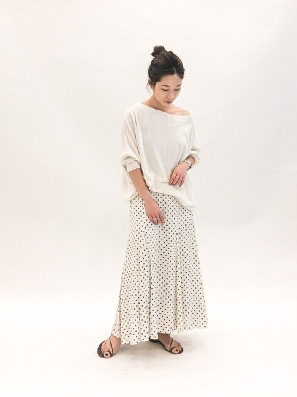 「ホワイトコーデ、トーンオントーン、ドット柄スカート」｜「plageのDolman ニット◆（ニット/セーター、ホワイト系）」を使った、Yuiさん（レディース・157cm）の春コーディネートの1枚目の写真