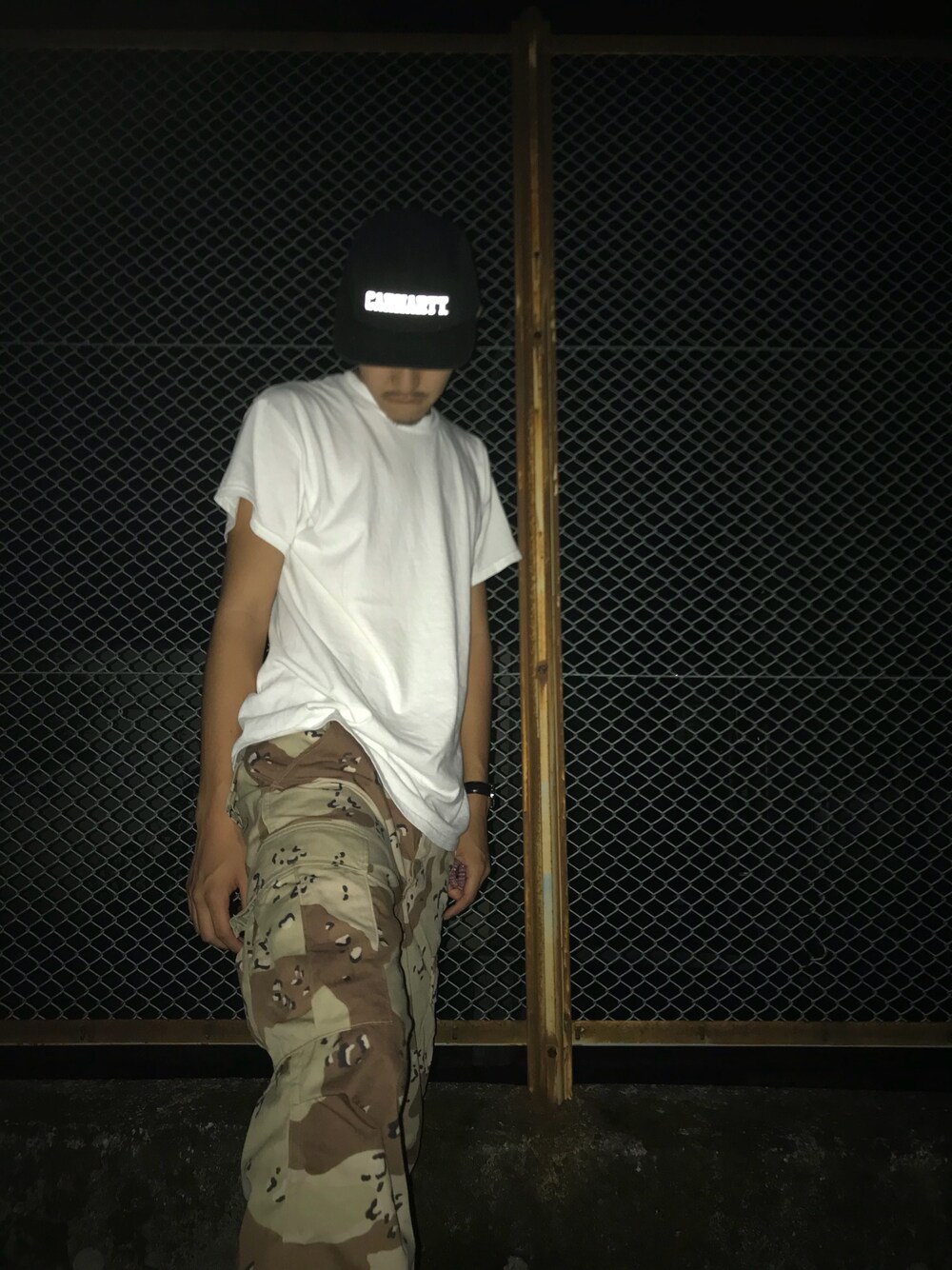 「チョコチップカモ、デザートカモ、白Tシャツ、ミリタリー、ミリタリーパンツ、carhartt、ストリート」｜「GILDANのアイテム（Tシャツ/カットソー、ホワイト系）」を使った、Ryuya Chinoさん（メンズ・171cm）の夏コーディネートの1枚目の写真