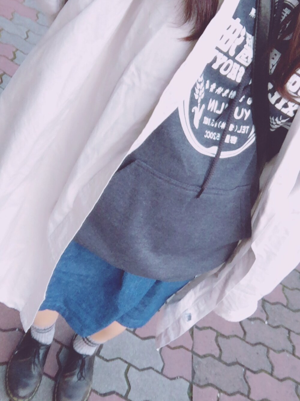 ブラック系のその他シューズ、ブルー系のデニムスカート、グレー系のパーカーを着用したレディースの冬コーディネートの1枚目の写真