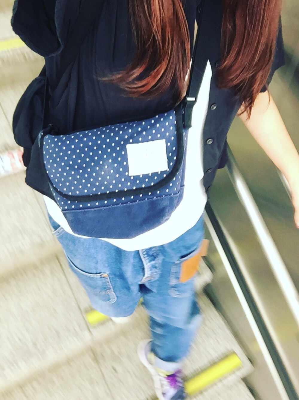 ブラック系のシャツ/ブラウス、ブルー系のデニムパンツ、パープル系のシューズを着用したレディースの夏コーディネートの1枚目の写真