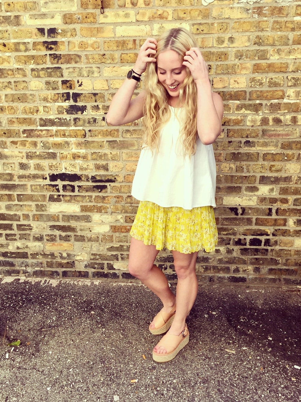 「AnthroStyle、ootd、outfit、casual、streetstyle、contest」｜「Anthropologieのアイテム（キャミソール、ホワイト系）」を使った、Shauna Jacobsさん（レディース・157cm）の春コーディネートの1枚目の写真