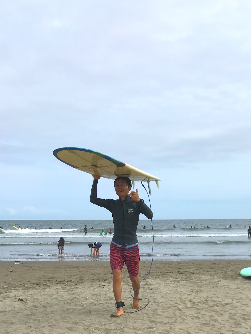 「SURF、surfing、サーフィン、波乗り、O'NEIL、オニール、VOLCOM、ボルコム、ボードショーツ、海」｜「donaldtakayamaのアイテム（スポーツグッズ、ホワイト系）」を使った、NOSERIDERRR さん（メンズ・165cm）の夏コーディネートの1枚目の写真