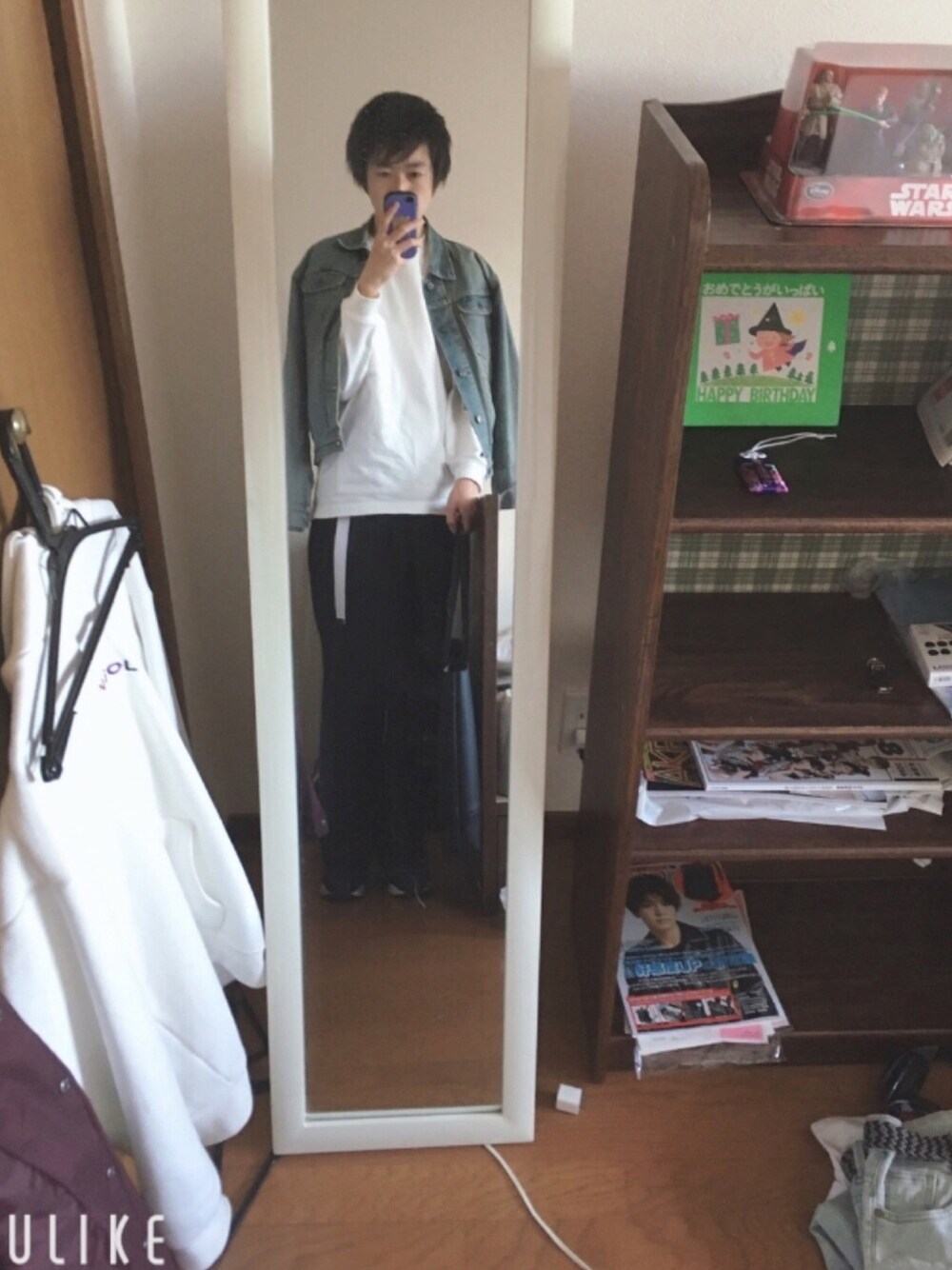 ブラック系のその他パンツ、ブルー系のデニムジャケット、ホワイト系のスニーカーを着用したメンズの春コーディネートの1枚目の写真