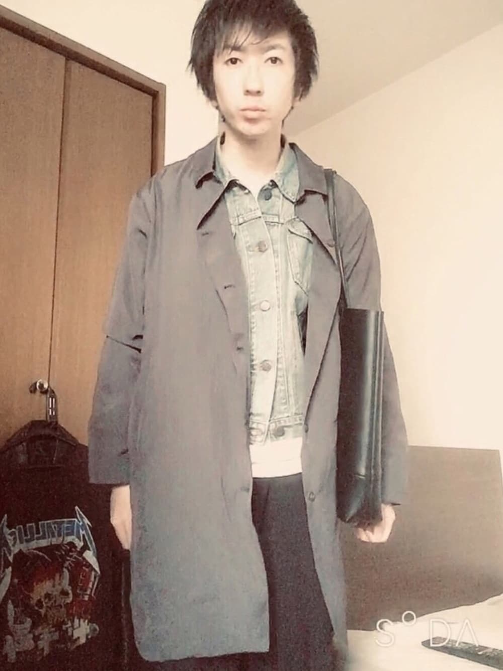 ブルー系のデニムジャケット、グレー系のステンカラーコート、ブラック系のその他パンツを着用したメンズの春コーディネートの1枚目の写真