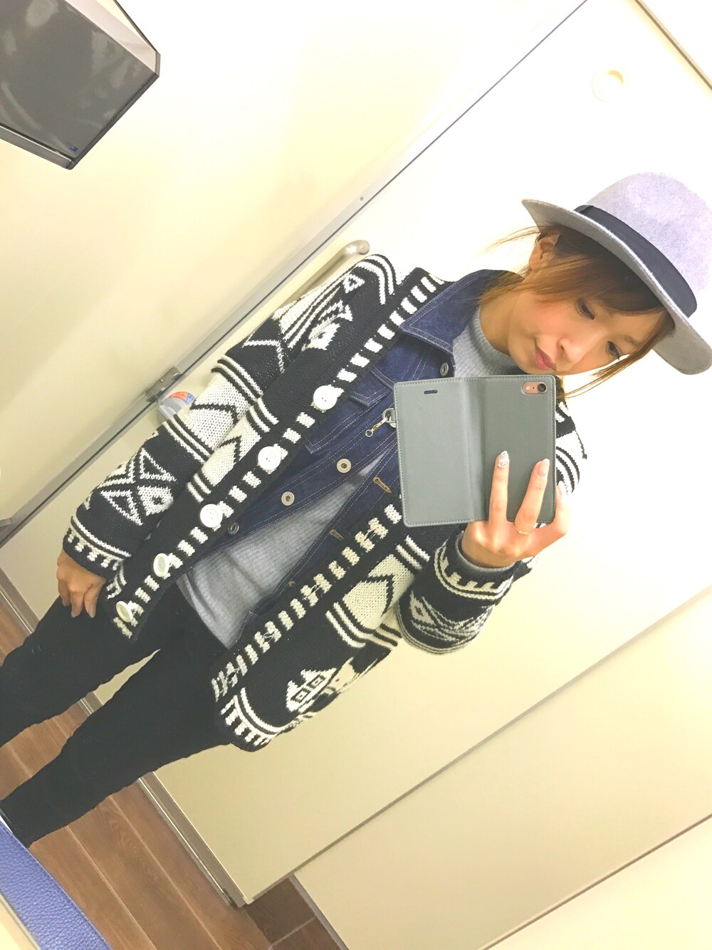 「大人カジュアル、オトナ女子、休日スタイル、GU、デニム」｜「UNIQLOのアイテム（Tシャツ/カットソー、グレー系）」を使った、ky111さん（レディース・150cm）の冬コーディネートの1枚目の写真