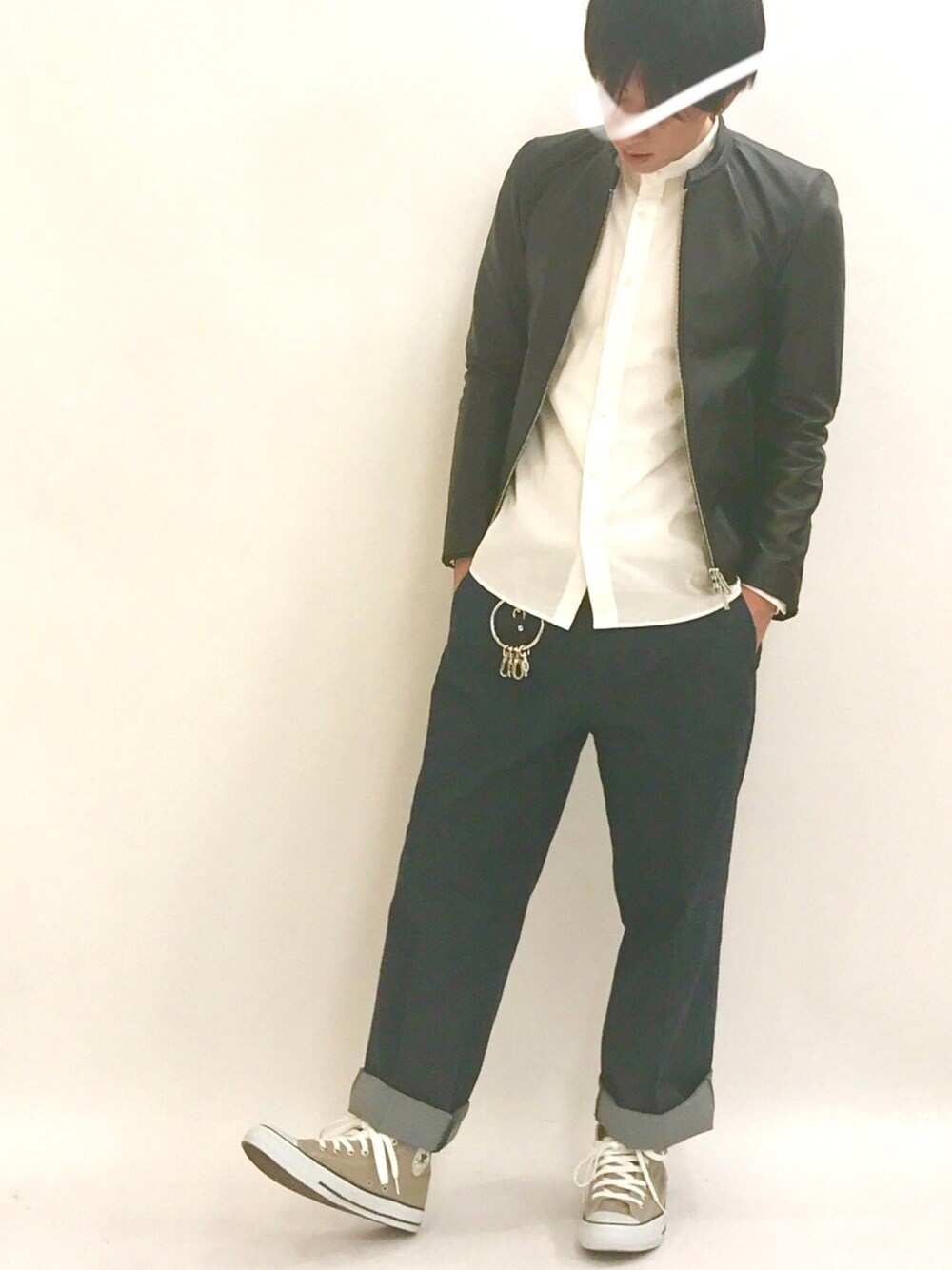 「STUDIOUS、ライダース、リーバイス、ワイドパンツ、コンバース、オールスター、ベージュ」｜「STUDIOUSの【STUDIOUS】ラムレザーシングルライダースブルゾン（ライダースジャケット、ブラック系）」を使った、kazuyaさん（メンズ・167cm）の春コーディネートの1枚目の写真