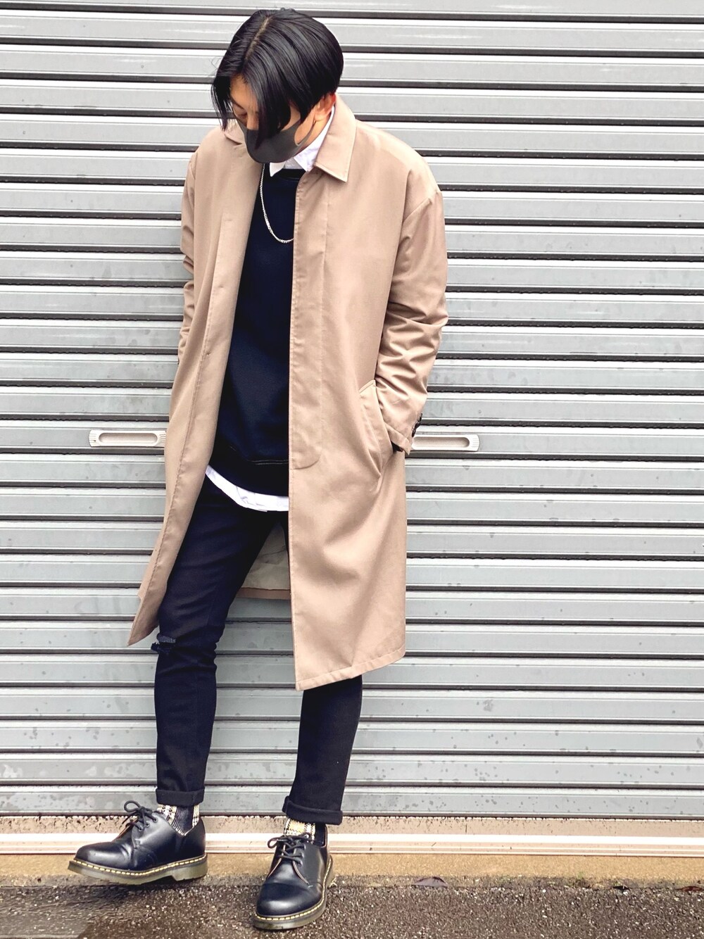 「冬コーデ、ステンカラーコート、ベージュ、白シャツ、黒スキニー、Dr.Martens」｜「DOOPZのDOOPZ TRドロップショルダーステンカラーコート（ステンカラーコート、ベージュ系）」を使った、kazuyaさん（メンズ・167cm）の冬コーディネートの1枚目の写真