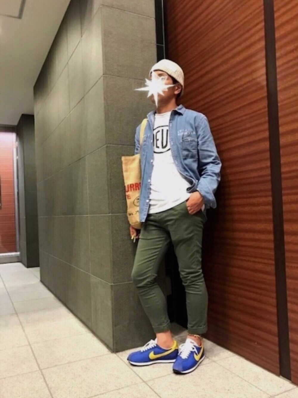 「カジュアル、シャツスタイル、ダンガリーシャツ、DEUS EX MACHINA、Tシャツ、REMI RELIEF、クロップドパンツ、ニット帽、NIKE、ワッフルトレーナー」｜「NIKEのアイテム（スニーカー、ブルー系）」を使った、TORUさん（メンズ・167cm）の春コーディネートの1枚目の写真