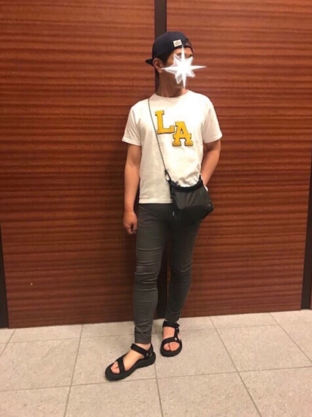 「夏、カジュアル、シンプル、ロゴT、サコッシュ、RAGEBLUE、サンダル、teva、キャップ、mighty shine」｜「Tevaの【TEVA】HURRICANE XLT MEN（サンダル、ブラック系）」を使った、TORUさん（メンズ・167cm）の夏コーディネートの1枚目の写真