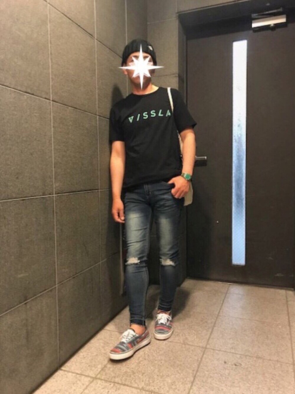 「カジュアル、シンプル、Tシャツ、VISSLA、デニム、ニット帽、tcss、VANS、スニーカー、トートバッグ」｜「VANSのアイテム（スニーカー、その他）」を使った、TORUさん（メンズ・167cm）の夏コーディネートの1枚目の写真
