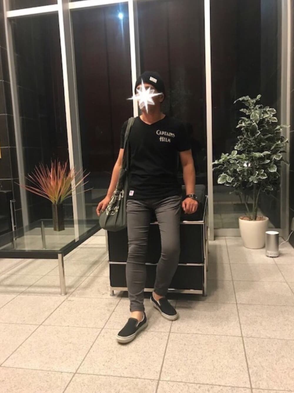 「カジュアル、モノトーン、ブラック、Tシャツ、captains helm、グレーパンツ、RAGEBLUE、ニット帽、スリッポン、VANS」｜「VANSのVANS ヴァンズ VN-0EYEBLK SLIP ON* BLACK（スリッポン、ブラック系）」を使った、TORUさん（メンズ・167cm）の夏コーディネートの1枚目の写真
