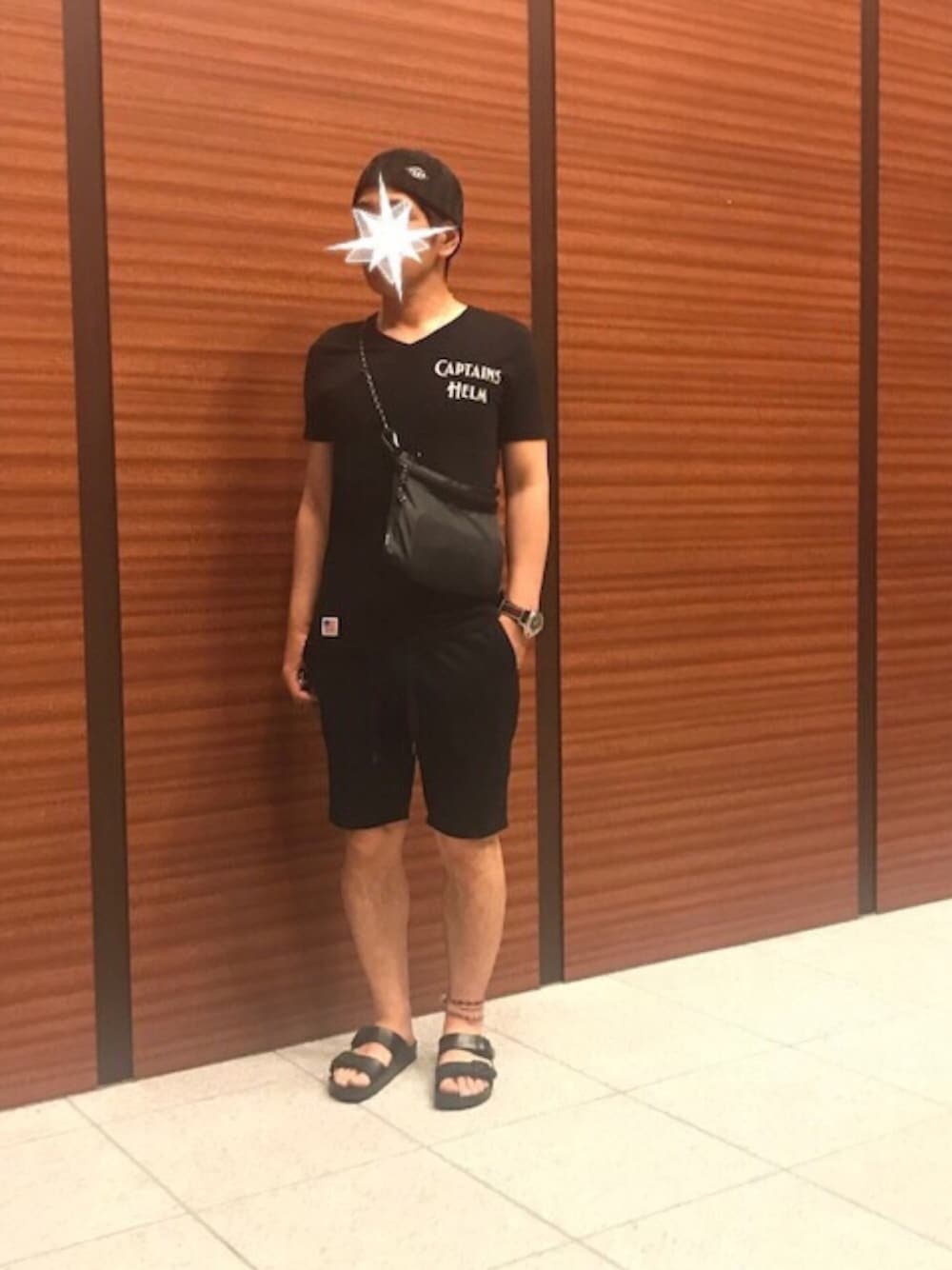 「シンプル、モノトーン、ラフ、ブラック、ネイビー、Vネック、Tシャツ、ハーフパンツ、サコッシュ、サンダル」｜「BIRKENSTOCKのARIZONA/アリゾナ_EVA (MEN)（サンダル、ブラック系）」を使った、TORUさん（メンズ・167cm）の夏コーディネートの1枚目の写真