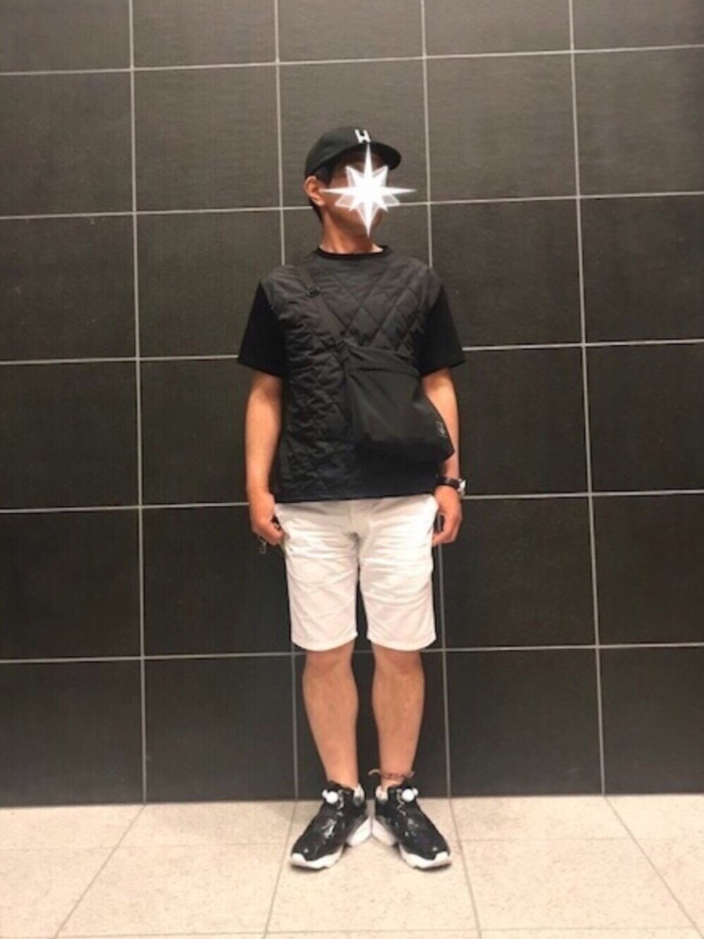 「秋、シンプル、モノトーン、ラフ、黒白、キルティング、ハーフパンツ、サコッシュ、キャップ、エナメルシューズ」｜「TESTIFYのアイテム（キャップ、ブラック系）」を使った、TORUさん（メンズ・167cm）の夏コーディネートの1枚目の写真
