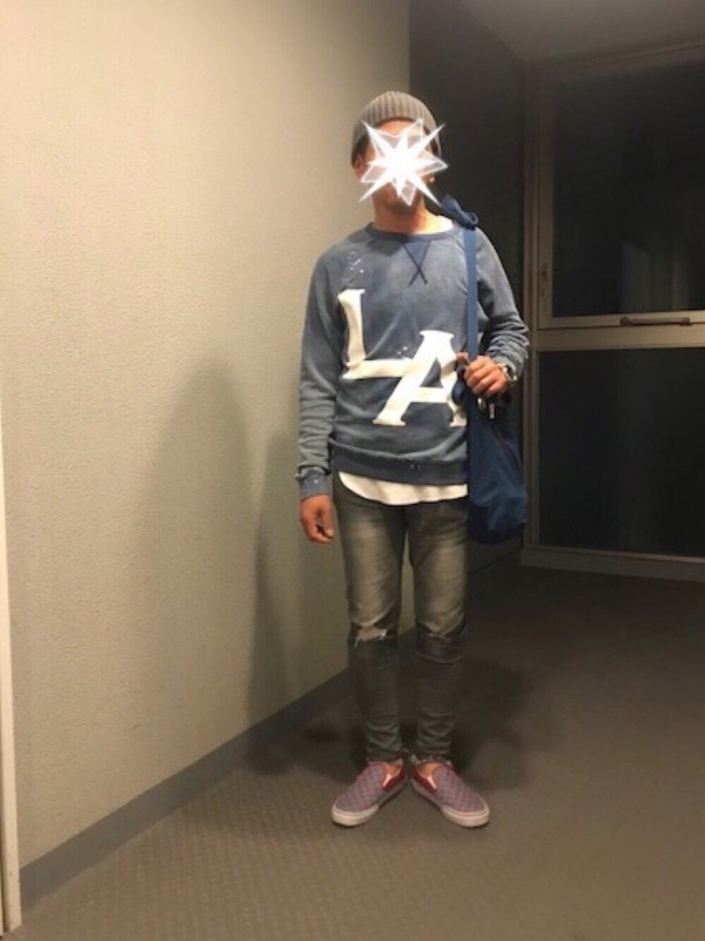 「秋、カジュアル、シンプル、ラフ、ダメージデニムパンツ、スエット、ニット帽、トートバッグ、チェッカーフラッグ、スニーカー」｜「VANSのアイテム（スリッポン、その他）」を使った、TORUさん（メンズ・167cm）の秋コーディネートの1枚目の写真