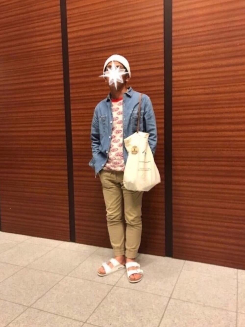 「カジュアル、シャツスタイル、ジョガーパンツ、ベージュ、 ニット帽、ビルケンシュトック、古着、チノパン、ダンガリーシャツ、シンプル」｜「BIRKENSTOCKのBIRKENSTOCK / ビルケンシュトック: ARIZONA/Narrow / サンダル（サンダル、ホワイト系）」を使った、TORUさん（メンズ・167cm）の秋コーディネートの1枚目の写真
