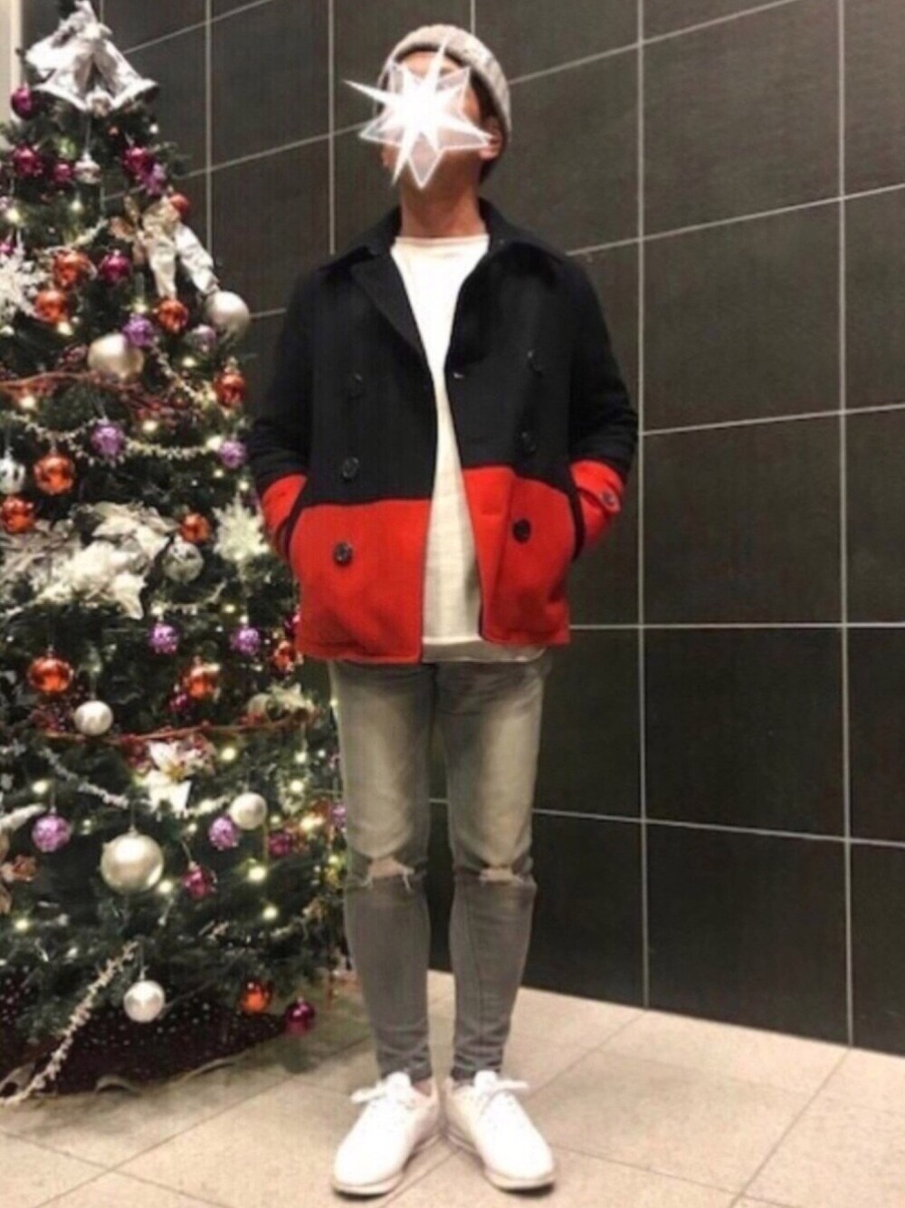 「クリスマス、カジュアル、ラフ、ピーコート、バイカラー、レッド、ホワイト、デニム、グレー、ニット帽」｜「FIDELITYのFIDELITY KNIT CAP（ニットキャップ/ビーニー、グレー系）」を使った、TORUさん（メンズ・167cm）の冬コーディネートの1枚目の写真