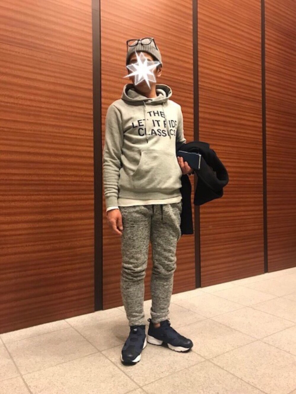 「シンプル、ラフ、カジュアル、ワントーンコーデ、グレー、ピーコート、パーカー、スエット、ニット帽、reebok」｜「LET IT RIDEのLet it Ride/別注スウェットパーカー（パーカー、グレー系）」を使った、TORUさん（メンズ・167cm）の冬コーディネートの1枚目の写真