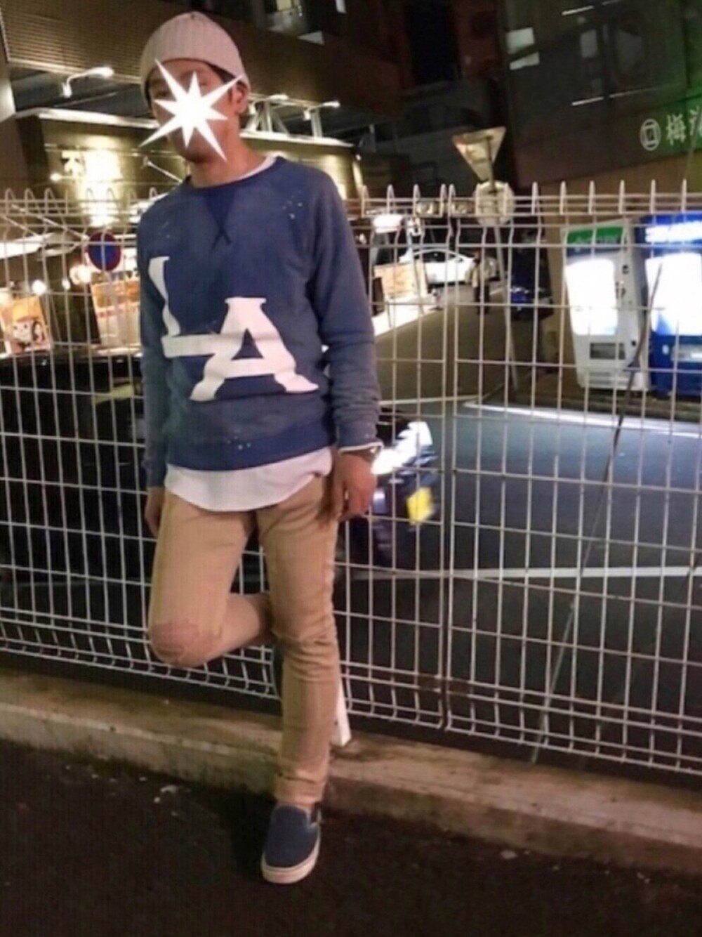 「シンプル、カジュアル、ブルー、ベージュ、スウェット、ニット帽、ダメージデニムパンツ、ワッフルカットソー、VANS、ペイント」｜「HANESのHANES/ 綿リブニットワッチ（ニットキャップ/ビーニー、グレー系）」を使った、TORUさん（メンズ・167cm）の春コーディネートの1枚目の写真