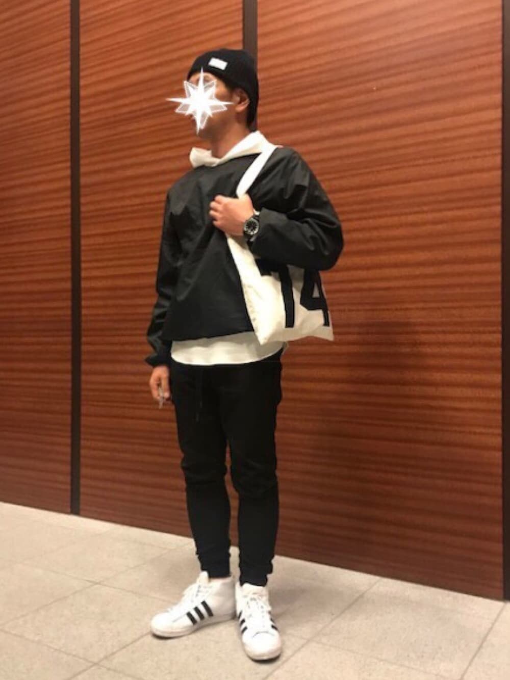 「カジュアル、シンプル、ラフ、スポーツミックス、ブラック、パーカー、ジョガーパンツ、トートバッグ、ニット帽、ハイカットスニーカー」｜「Deuxieme Classeの◆BLUEBIRD BOULEVARD / RON TURNER キャンバスBAG（トートバッグ、ホワイト系）」を使った、TORUさん（メンズ・167cm）の春コーディネートの1枚目の写真