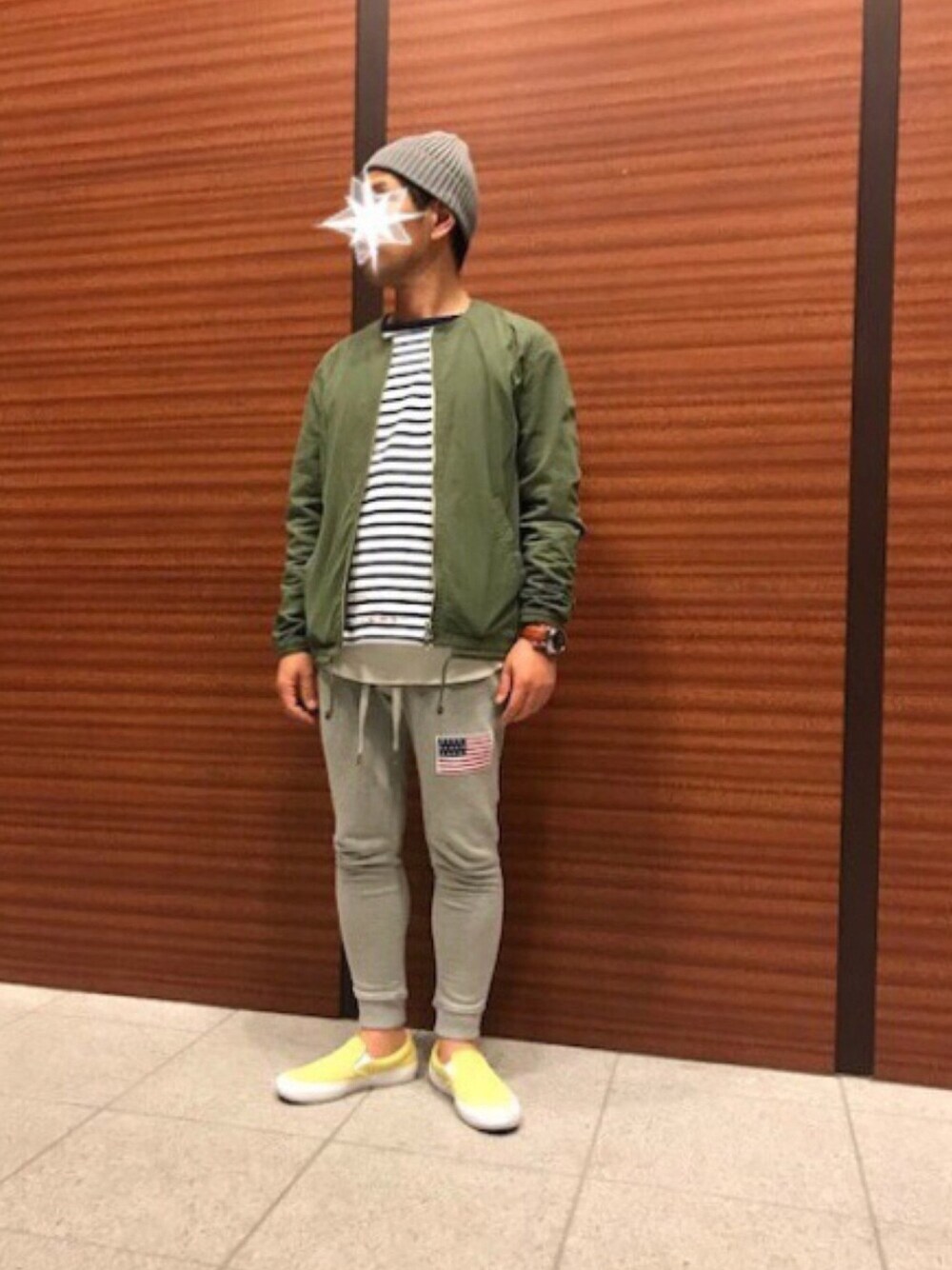 「春、カジュアル、プチプラ、カーキ、ノーカラージャケット、 ブルゾン、ボーダー、スエットパンツ、ニット帽、スリッポン」｜「VANSのVANS ヴァンズ SLIP-ON PRO VN0A347VOUW DUSKY CITRON（スニーカー、イエロー系）」を使った、TORUさん（メンズ・167cm）の春コーディネートの1枚目の写真