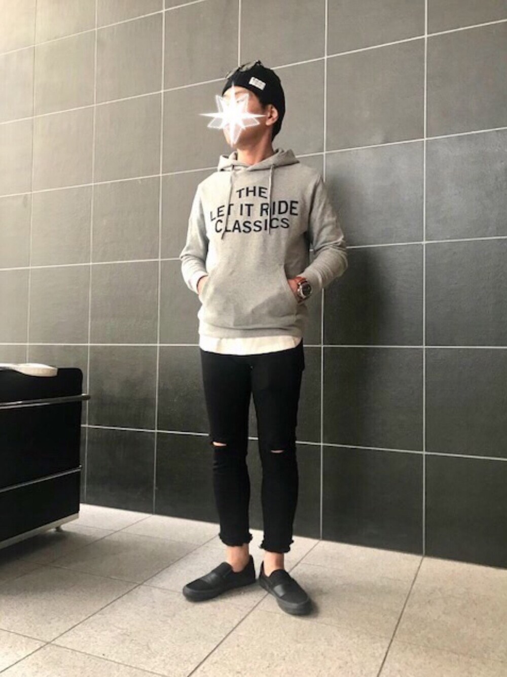 「ラフ、シンプル、カジュアル、パーカー、グレー、カットオフデニム、ダメージデニムパンツ、ブラック、ray ban、ニット帽」｜「VANSのアイテム（スニーカー、ブラック系）」を使った、TORUさん（メンズ・167cm）の春コーディネートの1枚目の写真