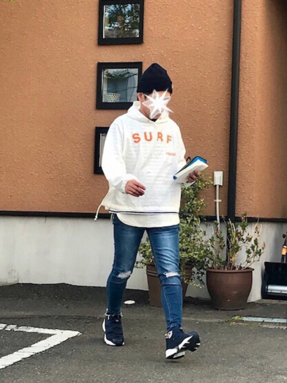 「春、ラフ、カジュアル、オックスフォード、パーカー、ネイビー、スキニーデニム、デニム、ニット帽、スニーカー」｜「CIAOPANICのオックスフォードパーカー（パーカー、ホワイト系）」を使った、TORUさん（メンズ・167cm）の春コーディネートの1枚目の写真