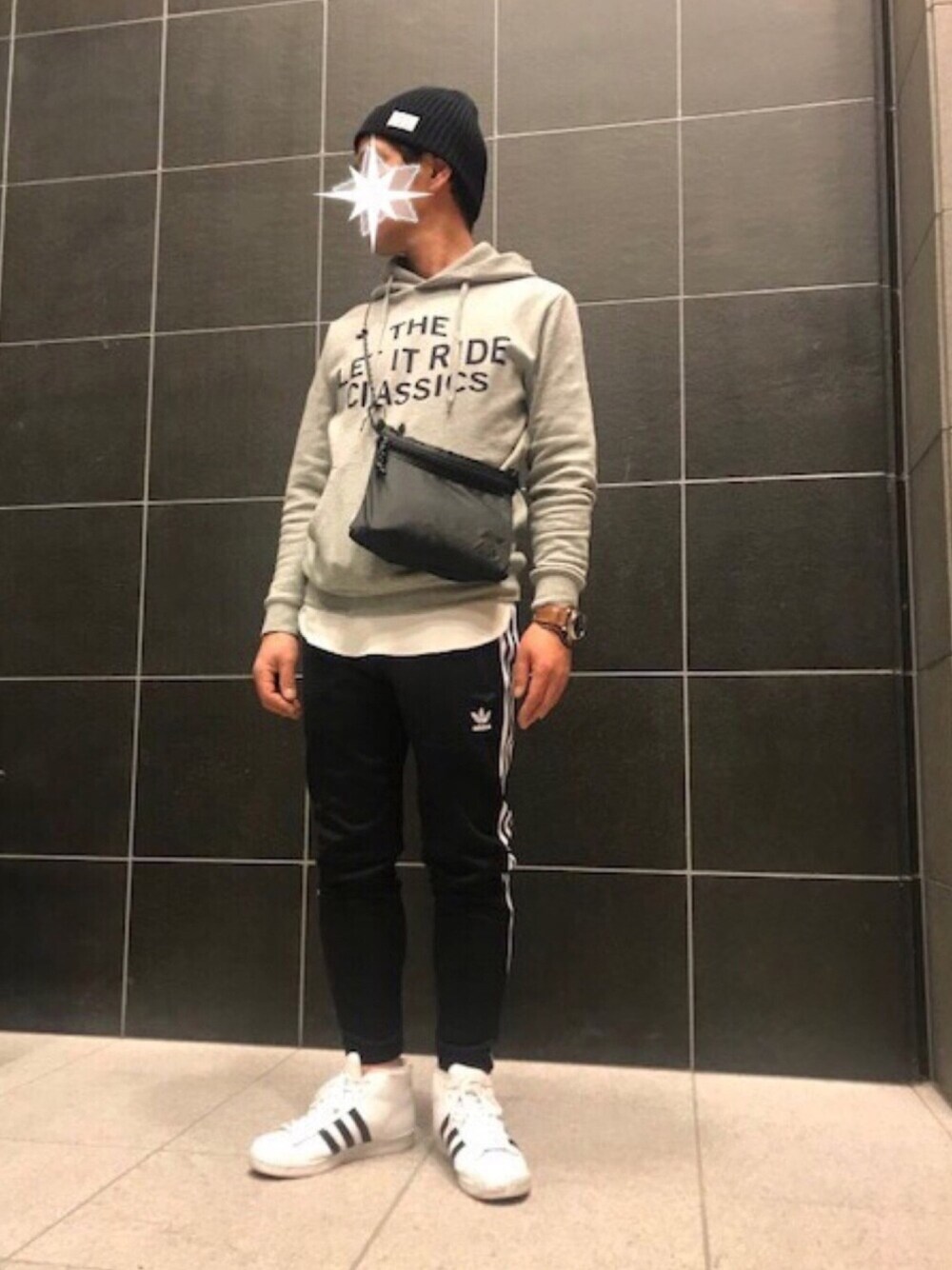 「カジュアル、ラフ、シンプル、スポーツミックス、パーカー、ジャージ、トラックパンツ、サコッシュ、ニット帽、スニーカー」｜「POLeRのPOLER STUFFABLE LARGE POUCH（ショルダーバッグ、ブラック系）」を使った、TORUさん（メンズ・167cm）の春コーディネートの1枚目の写真