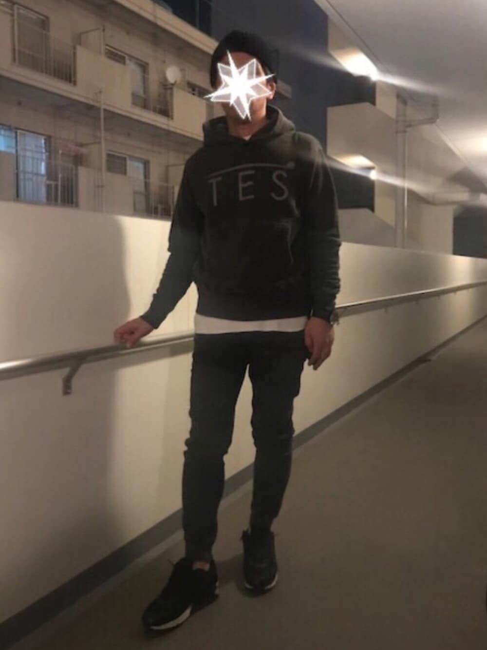 「カジュアル、ラフ、プチプラ、モノトーン、ブラック、パーカー、ワッフル、カットソー、スエット、ニット帽」｜「The Endless SummerのPIGMENT LOCAL LOGO PK（パーカー、ブラック系）」を使った、TORUさん（メンズ・167cm）の春コーディネートの1枚目の写真