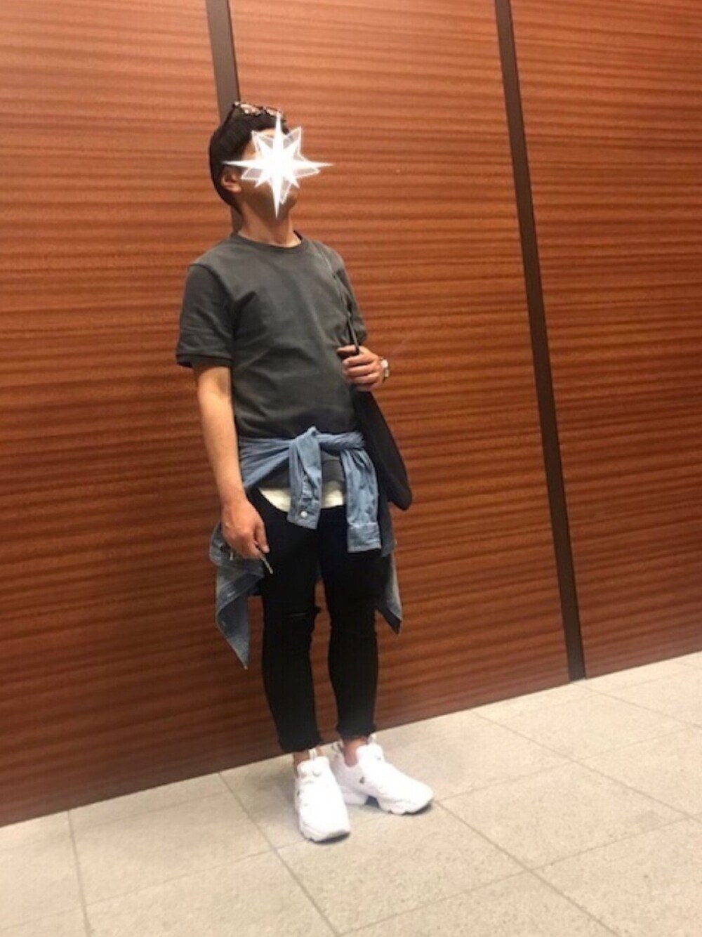 「ラフ、カジュアル、シンプル、モノトーン、ダンガリーシャツ、タンクトップ、ダメージデニムパンツ、ニット帽、トートバッグ、ポンプフューリー」｜「Reebokのインスタポンプ フューリー OG（スニーカー、ホワイト系）」を使った、TORUさん（メンズ・167cm）の夏コーディネートの1枚目の写真