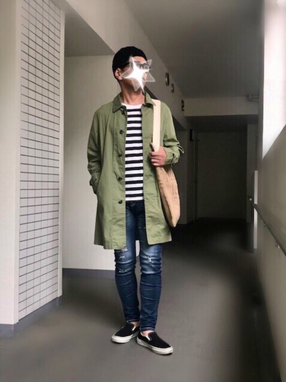 「雨の日コーデ、きれいめカジュアル、シンプル、カジュアル、ステンカラーコート、ボーダー、Tシャツ、デニム、ニット帽、スニーカー」｜「VANSのVANS ヴァンズ VN-0EYEBLK SLIP ON* BLACK（スリッポン、ブラック系）」を使った、TORUさん（メンズ・167cm）の夏コーディネートの1枚目の写真