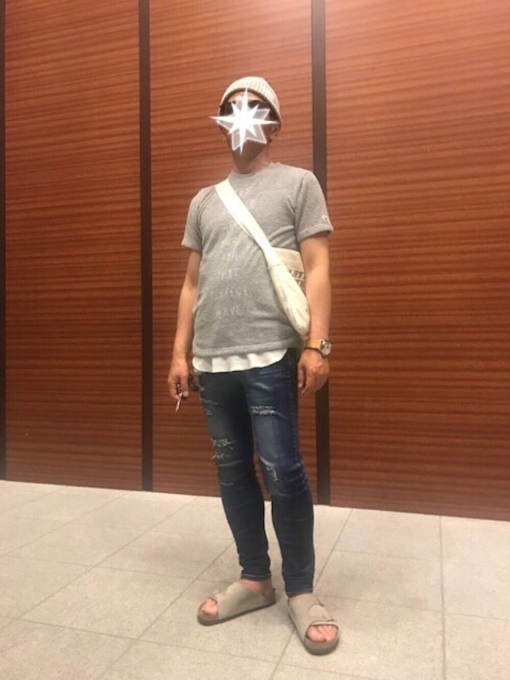 「カジュアル、ラフ、シンプル、パイル、ロゴT、グレー、デニム、サコッシュ、ニット帽、サンダル」｜「The Endless SummerのTES COMFORTABLE PILE SEARCH T（Tシャツ/カットソー、グレー系）」を使った、TORUさん（メンズ・167cm）の夏コーディネートの1枚目の写真