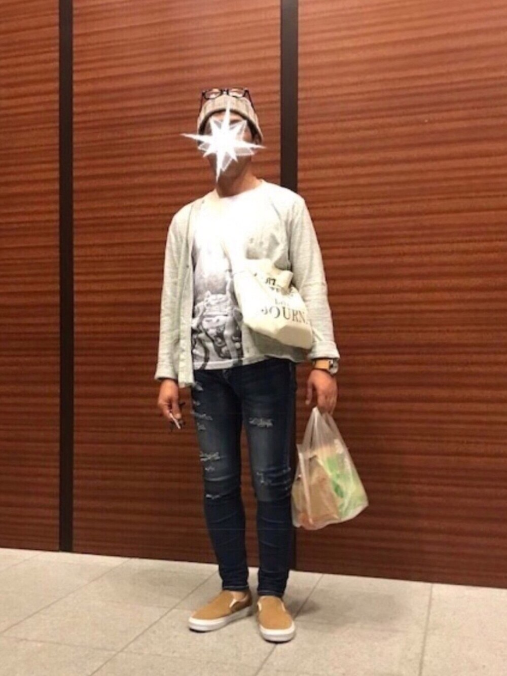 「シンプル、カジュアル、プチプラ、Tシャツ、カーディガン、ダメージデニムパンツ、サコッシュ、ニット帽、めがね、スリッポン」｜「jiggys shopのアイテム（デニムパンツ、ブルー系）」を使った、TORUさん（メンズ・167cm）の夏コーディネートの1枚目の写真