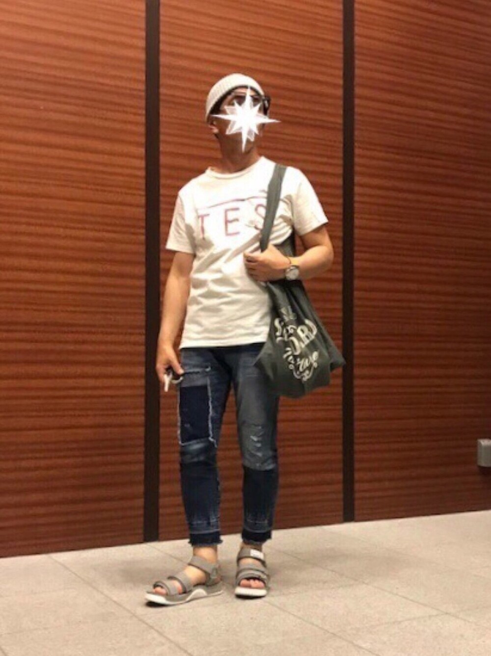 「夏コーデ、シンプル、ラフ、カジュアル、Tシャツ、デニム、めがね、エコバッグ、ニット帽、サンダル」｜「BAYFLOWのBAYFLOW／テーパードブロックリペアデニム　17AW（デニムパンツ、ブルー系）」を使った、TORUさん（メンズ・167cm）の夏コーディネートの1枚目の写真