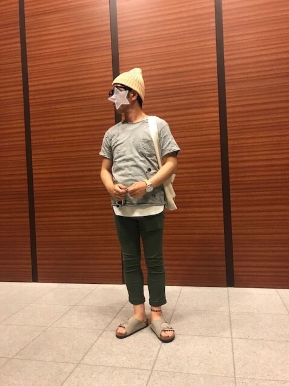 「夏コーデ、カジュアル、ラフ、シンプル、Tシャツ、タンクトップ、めがね、サコッシュ、ニット帽、サンダル」｜「HANESのHanes: コットン ニット キャップ（ニットキャップ/ビーニー、ベージュ系）」を使った、TORUさん（メンズ・167cm）の夏コーディネートの1枚目の写真