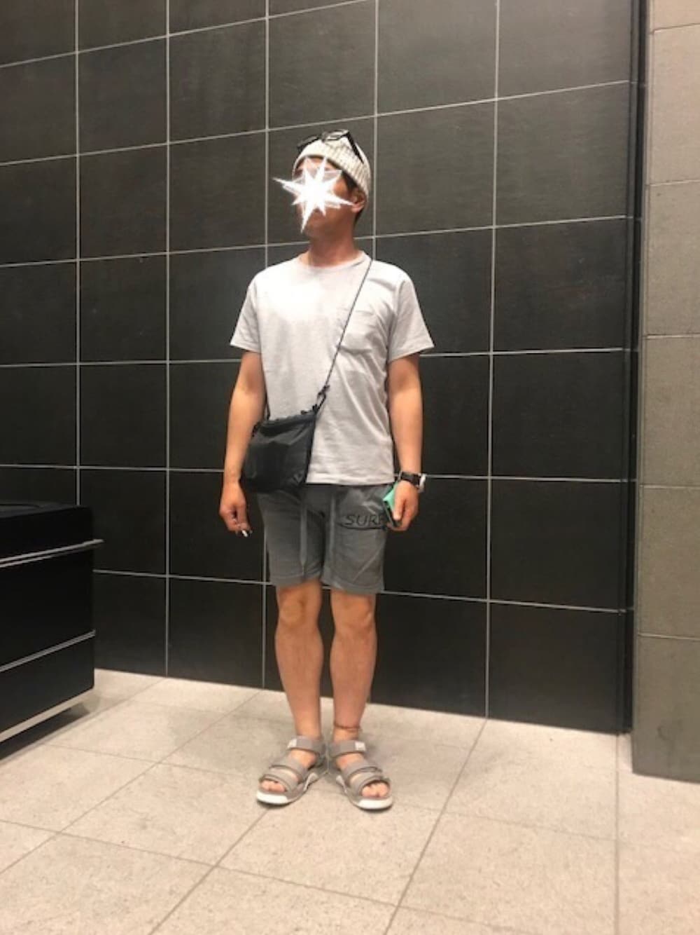 「夏のワントーンコーデ、カジュアル、ラフ、シンプル、Tシャツ、プチプラ、ハーフパンツ、サコッシュ、ニット帽、サンダル」｜「ZOZOのクルーネックポケットTシャツ（パターンオーダー）／グレー［MEN］（Tシャツ/カットソー、グレー系）」を使った、TORUさん（メンズ・167cm）の夏コーディネートの1枚目の写真