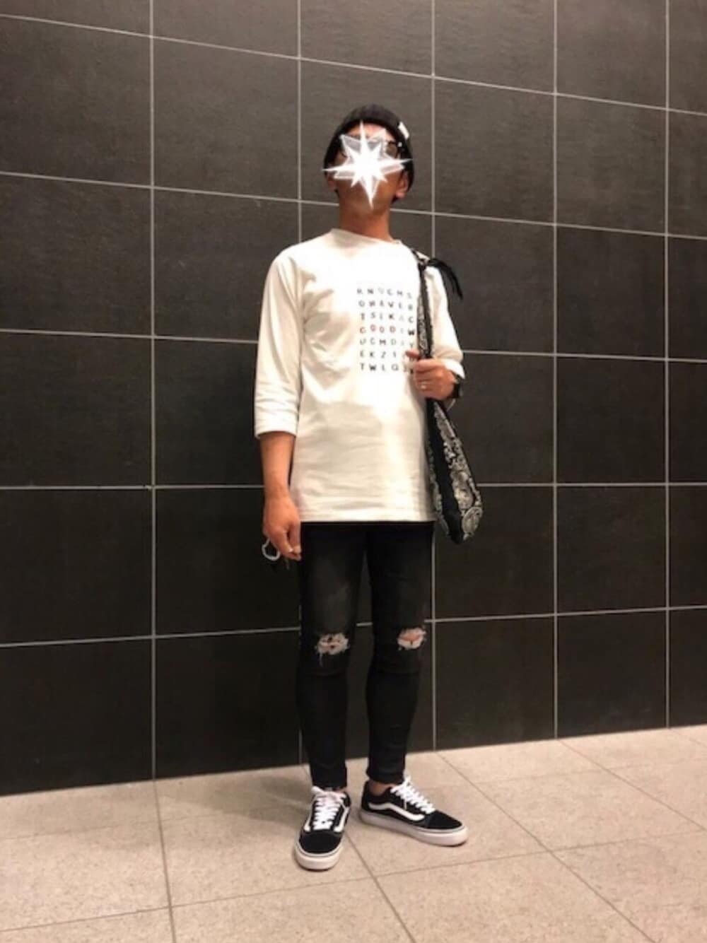 「カジュアル、ラフ、シンプル、フットボールTシャツ、七分袖、ブラック、ホワイト、デニム、ニット帽、スニーカー」｜「VANSのVANS ヴァンズ OLD SKOOL LITE オールドスクール ライト V36LITE 18SP BLACK（スニーカー、ブラック系）」を使った、TORUさん（メンズ・167cm）の秋コーディネートの1枚目の写真