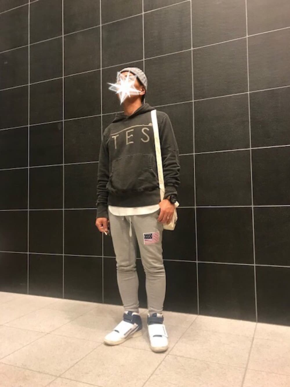 「秋コーデ、カジュアル、シンプル、ラフ、グレー、パーカー、スエットパンツ、ニット帽、ハイカットスニーカー」｜「The Endless SummerのPIGMENT LOCAL LOGO PK（パーカー、ブラック系）」を使った、TORUさん（メンズ・167cm）の秋コーディネートの1枚目の写真