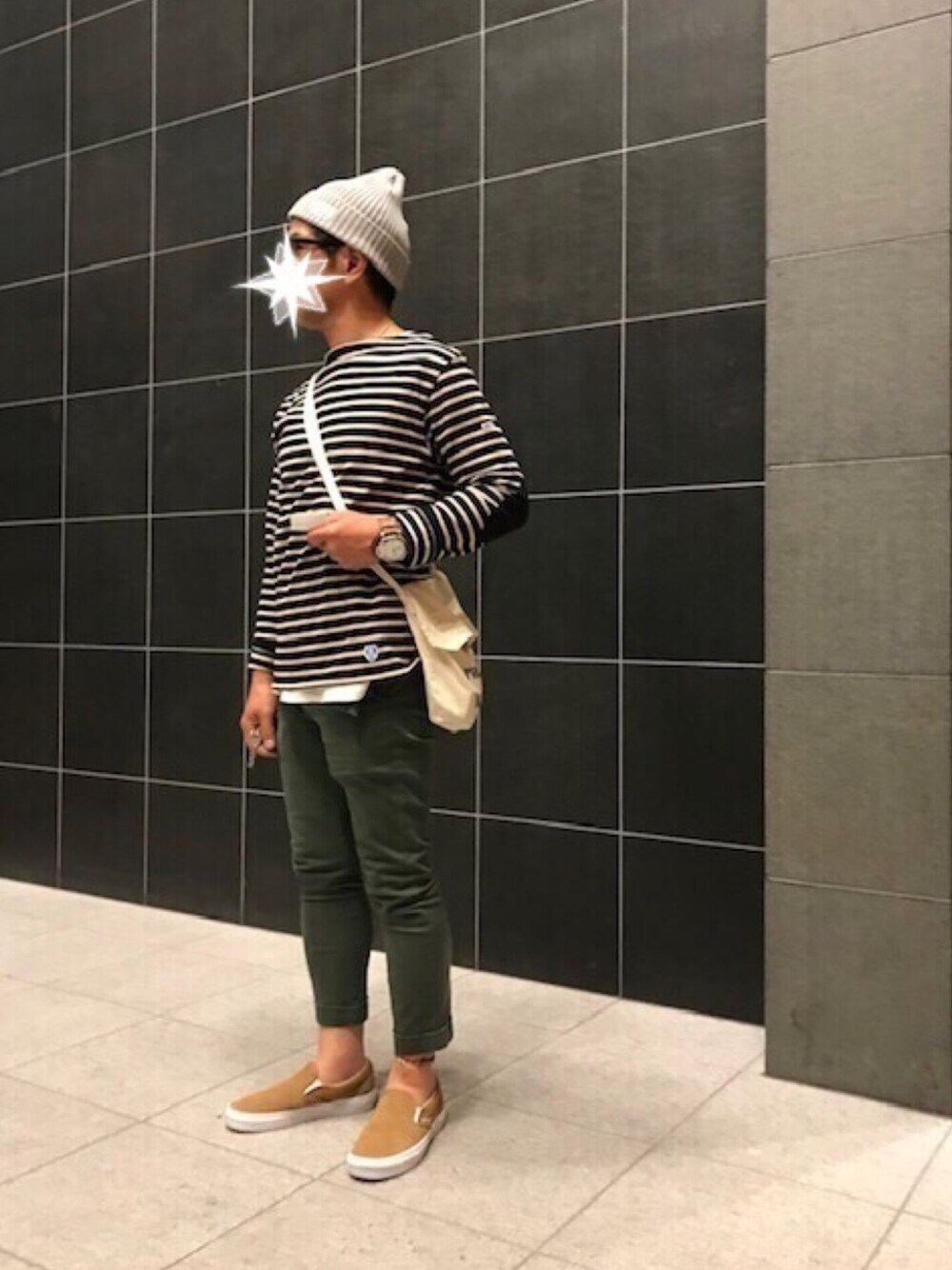 「カジュアル、ラフ、シンプル、ボーダー、パッチ、レミレリーフ、サコッシュ、ニット帽、スリッポン、VANS」｜「ORCIVALのアイテム（Tシャツ/カットソー、ブラック系）」を使った、TORUさん（メンズ・167cm）の秋コーディネートの1枚目の写真
