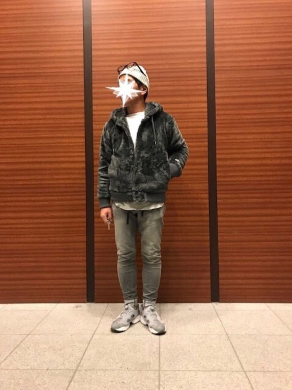 「冬、シンプル、ラフ、カジュアル、ボア、パーカー、グレー、デニム、ニット帽、スニーカー」｜「ChampionのChampion×relume / 別注チャンピオン SHERPA FLEECE スナップパーカー#（パーカー、グレー系）」を使った、TORUさん（メンズ・167cm）の秋コーディネートの1枚目の写真