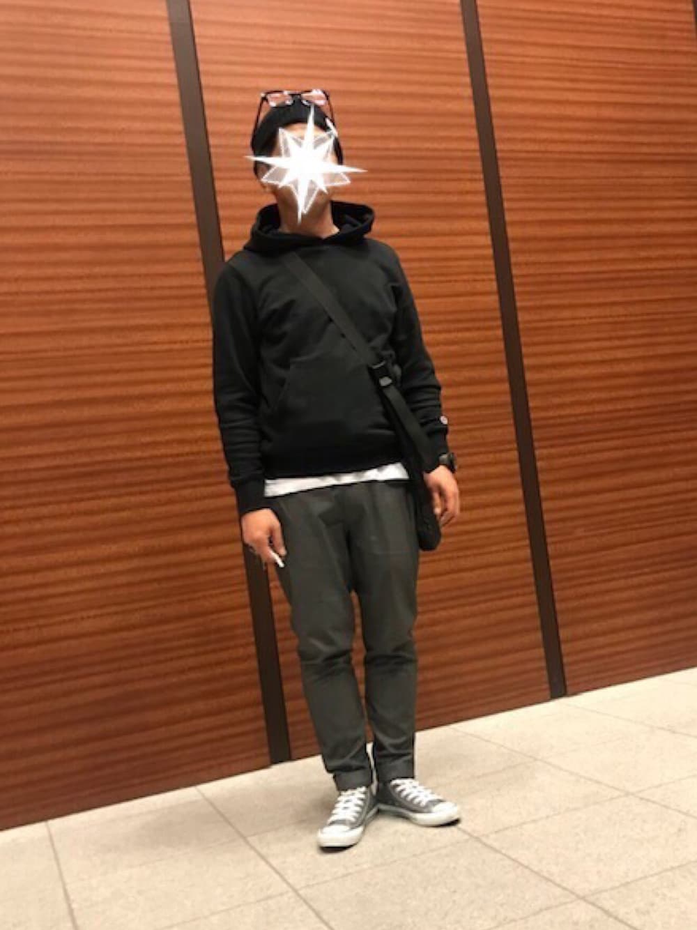 「カジュアル、ラフ、シンプル、モノトーン、パーカー、スエット、スラックス、グレー、ニット帽、スニーカー」｜「CONVERSEのCONVERSE コンバース ALL STAR HI オールスター ハイ　CHARCOAL（スニーカー、グレー系）」を使った、TORUさん（メンズ・167cm）の春コーディネートの1枚目の写真