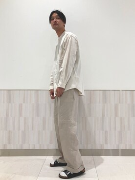 「URBAN RESEARCH DOORS（アーバンリサーチドアーズ）のハードマンズリネン 2タックトラウザー（その他パンツ）」を使った、オオサコゲンキさん（メンズ・183cm）の春コーディネート
