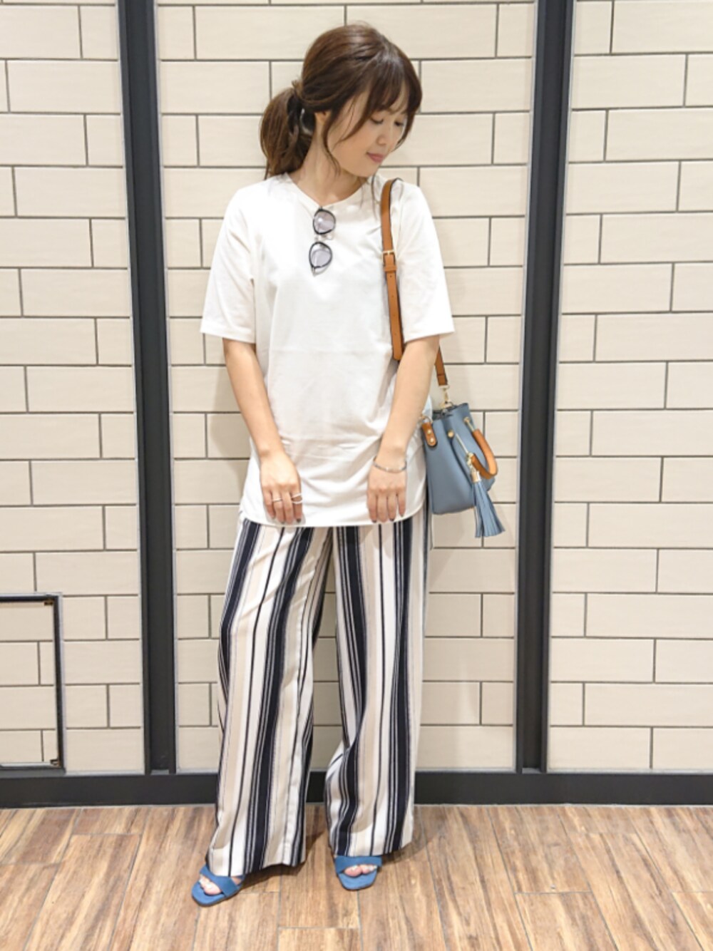 ホワイト系のTシャツ/カットソー、ブルー系のその他パンツ、ブルー系のサンダルを着用したレディースの夏コーディネートの1枚目の写真