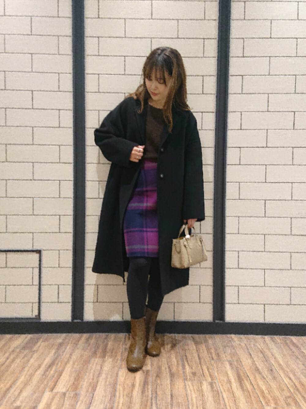 ブルー系のスカート、ブラック系のその他アウター、グレー系のニット/セーターを着用したレディースの秋コーディネートの1枚目の写真