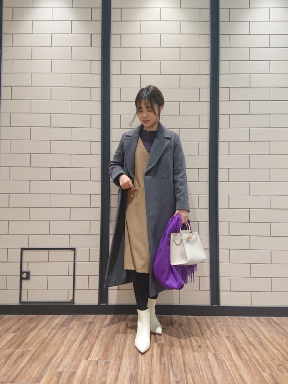 グレー系のニット/セーター、グレー系のその他アウター、ベージュ系のワンピースを着用したレディースの冬コーディネートの1枚目の写真