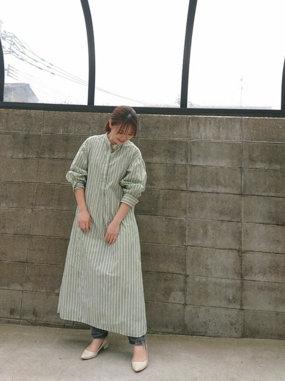 「おうちファッション、カジュアルコーデ、デニムパンツ、シンプルコーデ、ママコーデ、春、グリーン、ワンピース、シャツ、春コーデ」｜「URBAN RESEARCH ROSSO WOMENのストライプシャツワンピース（ワンピース、グリーン系）」を使った、ヤマサキナナさん（レディース・160cm）の春コーディネートの1枚目の写真