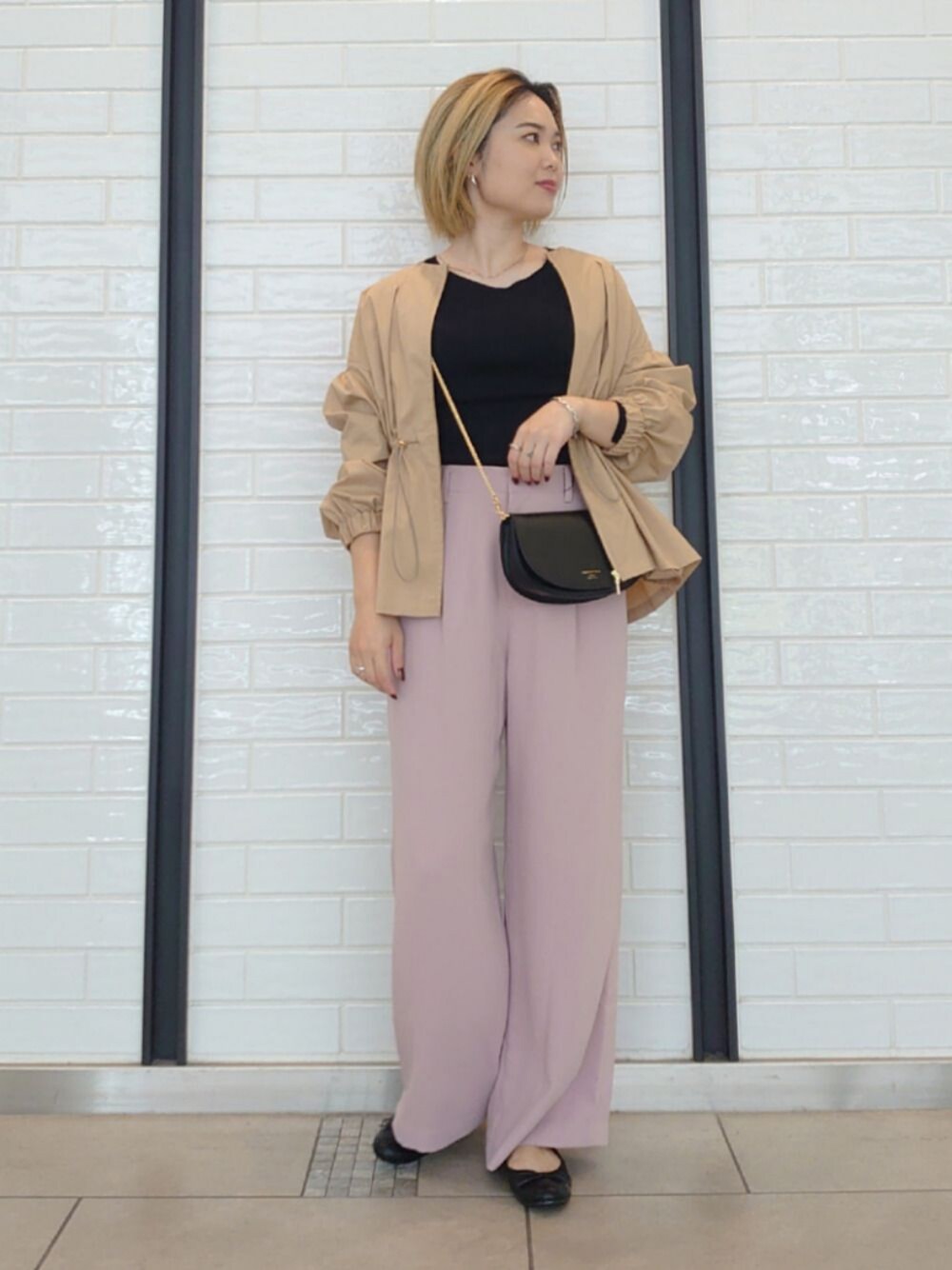 ブラック系のニット/セーター、ベージュ系のその他パンツ、ブラック系のバレエシューズを着用したレディースの秋コーディネートの1枚目の写真