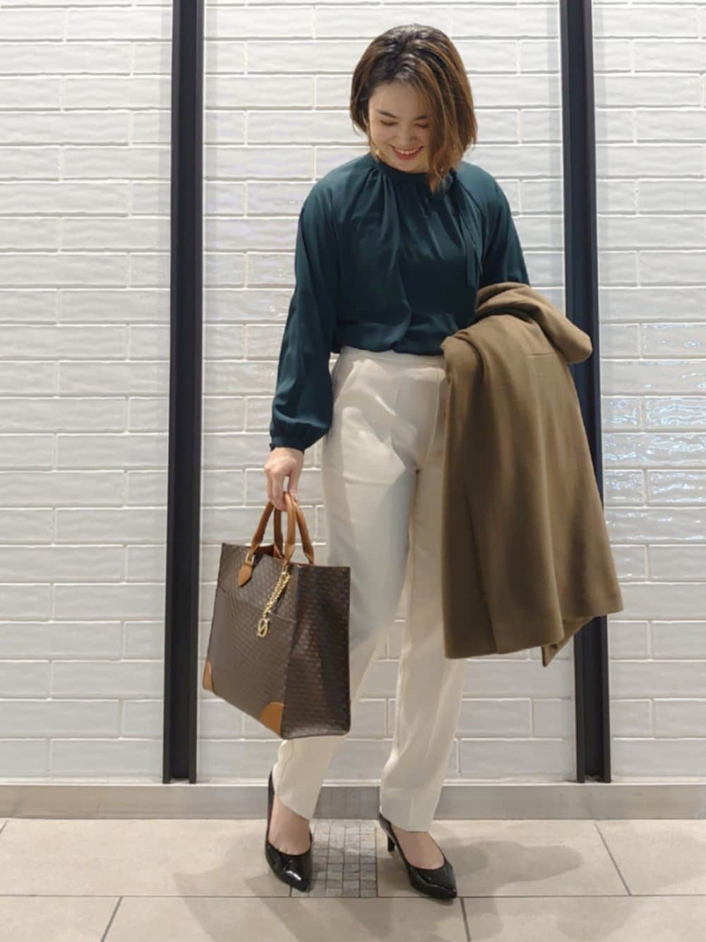 グリーン系のシャツ/ブラウス、ホワイト系のその他パンツ、ブラウン系のノーカラージャケットを着用したレディースの冬コーディネートの1枚目の写真