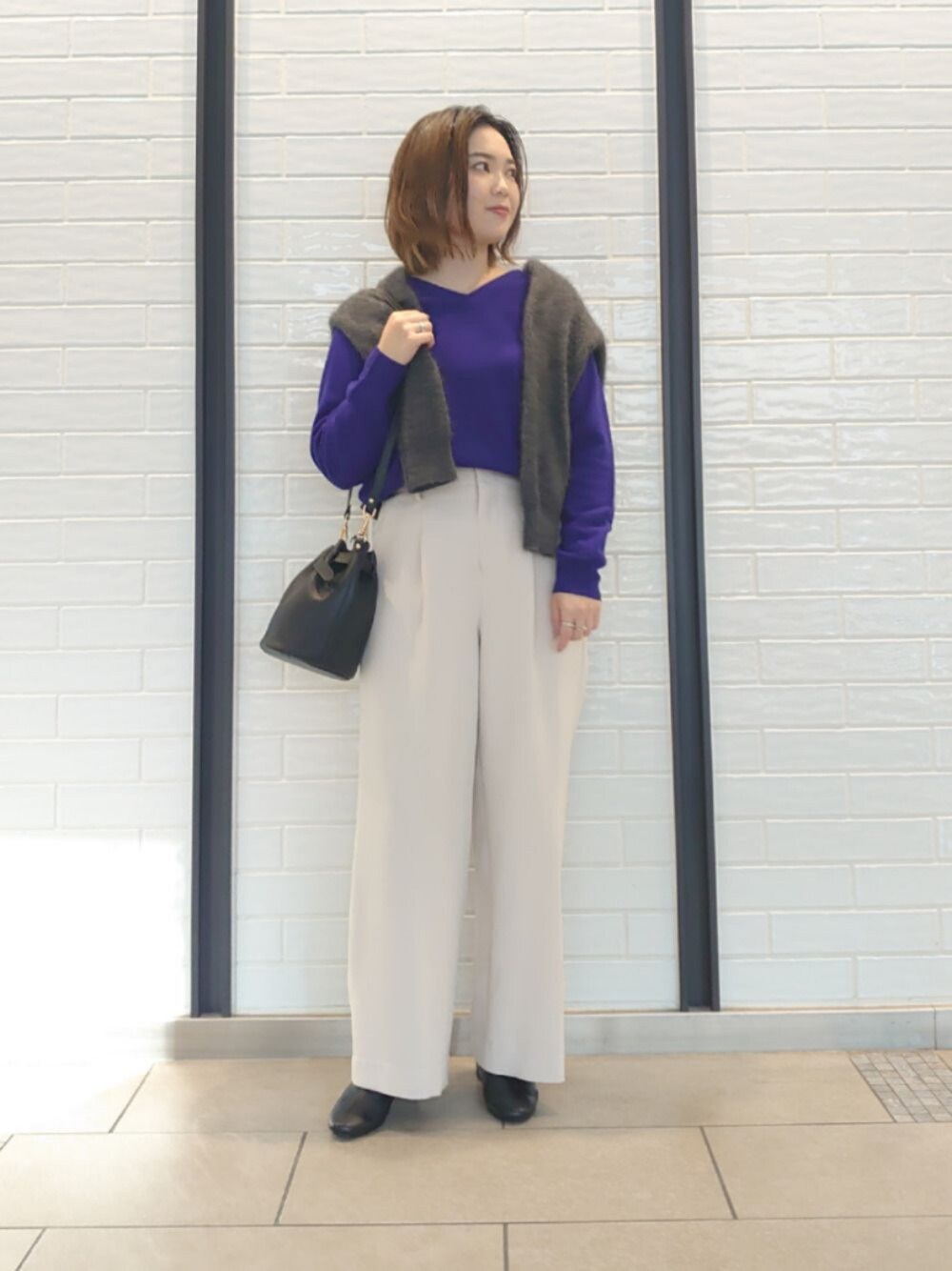 ホワイト系のその他パンツ、ブルー系のニット/セーター、グレー系のカーディガン/ボレロを着用したレディースの冬コーディネートの1枚目の写真