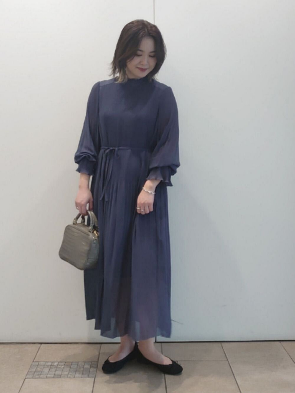 「私の推しブランド、シンプル、オトナ女子、ガーリー、プリーツ、ワンピース、きれいめカジュアル、キレイめ、ラクチンコーデ、春コーデ」｜「URBAN RESEARCH ROSSOのランダムプリーツワンピース（ワンピース、ブルー系）」を使った、ヤマサキナナさん（レディース・160cm）の冬コーディネートの1枚目の写真