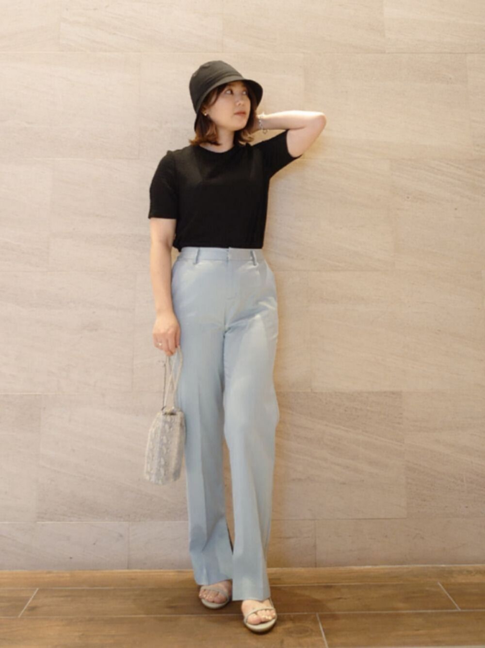 グリーン系のその他パンツ、ブラック系のTシャツ/カットソー、グリーン系のサンダルを着用したレディースの春コーディネートの1枚目の写真